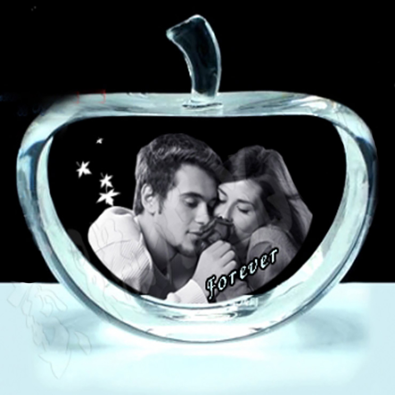 Apple Crystal with Photo Engraving Apple-shaped crystal with a photo engraved inside