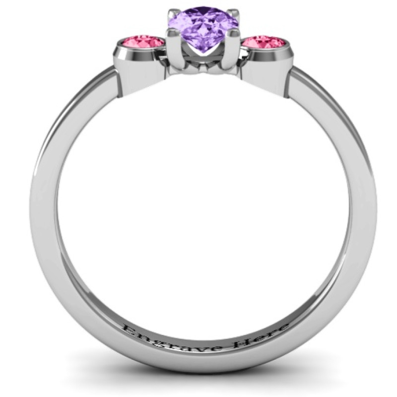 Oval centre ring with twin bezel round side stones
