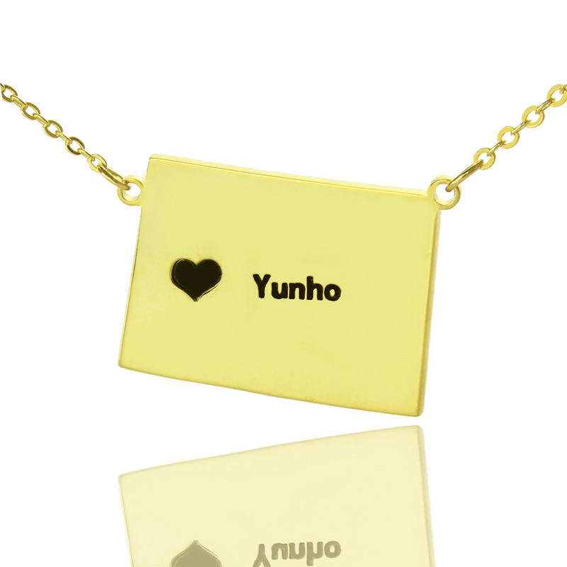 Gold-plated Wyoming state map necklace with heart name detail
