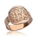 Engraved round monogram ring in rose gold