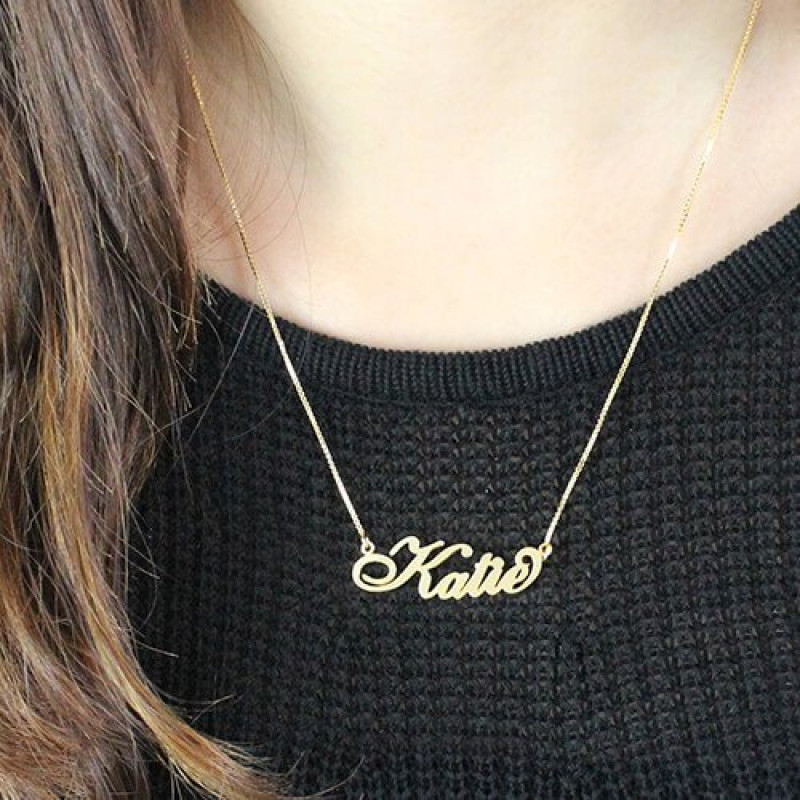 Carrie-style personalised nameplate necklace detail
