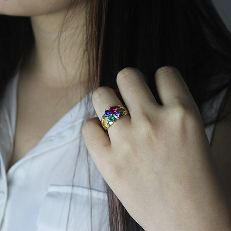 Personalised family ring with heart-shaped birthstones gallery view