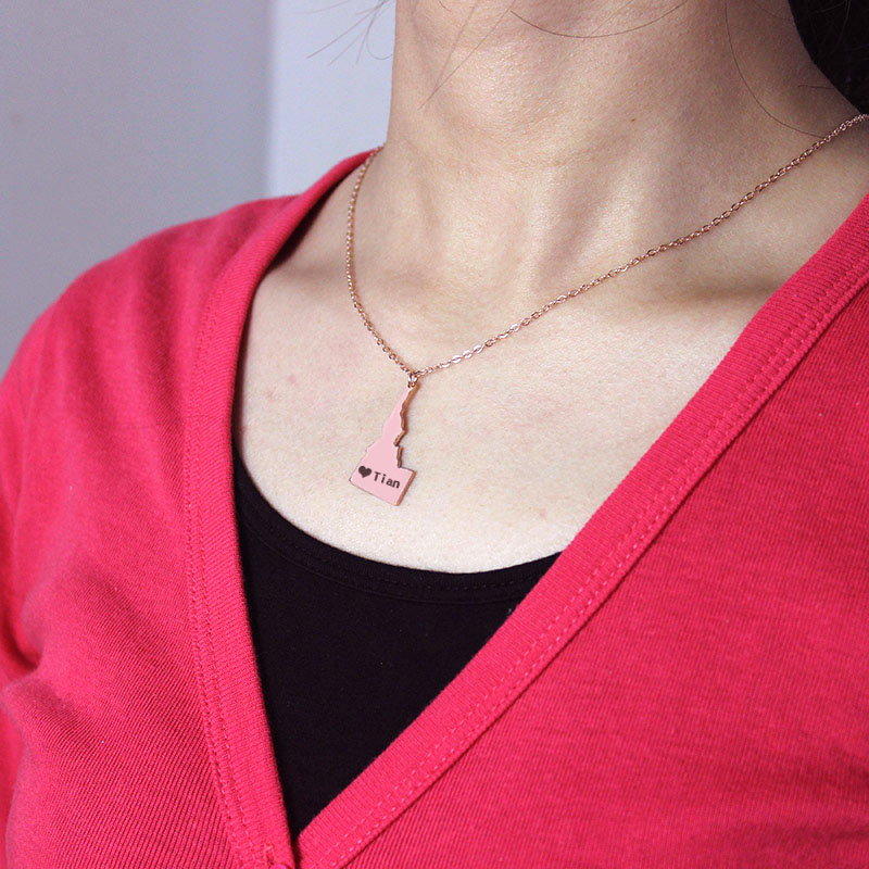 Personalised Idaho state map necklace detail