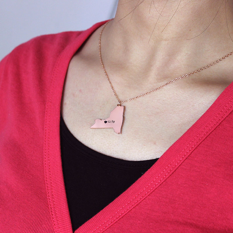 Personalised New York state-shaped heart name necklace detail view