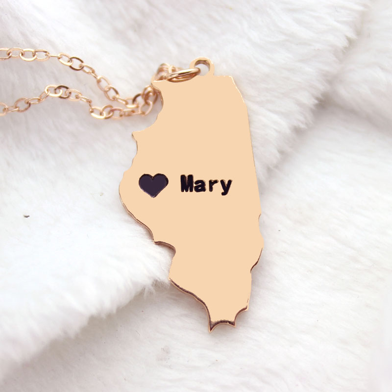 Illinois-shaped personalised name necklace detail
