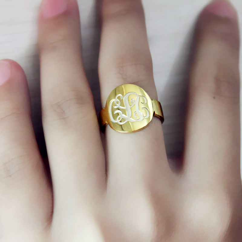 Gold nameplate ring style image