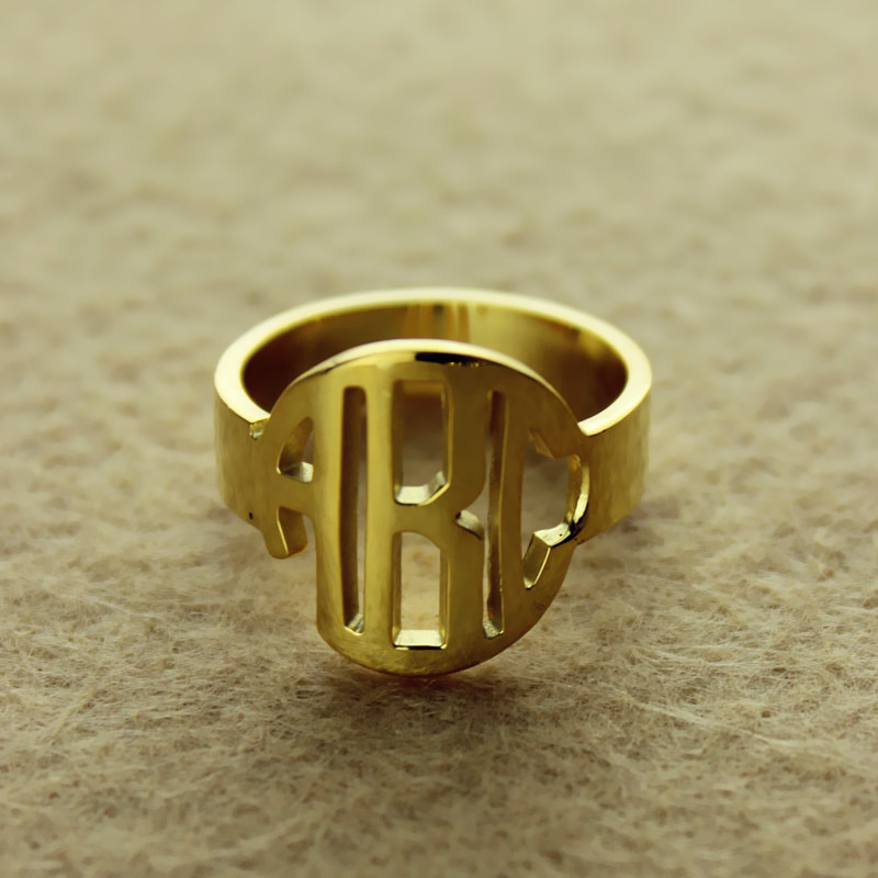 Personalised circle block monogram solid gold ring detail
