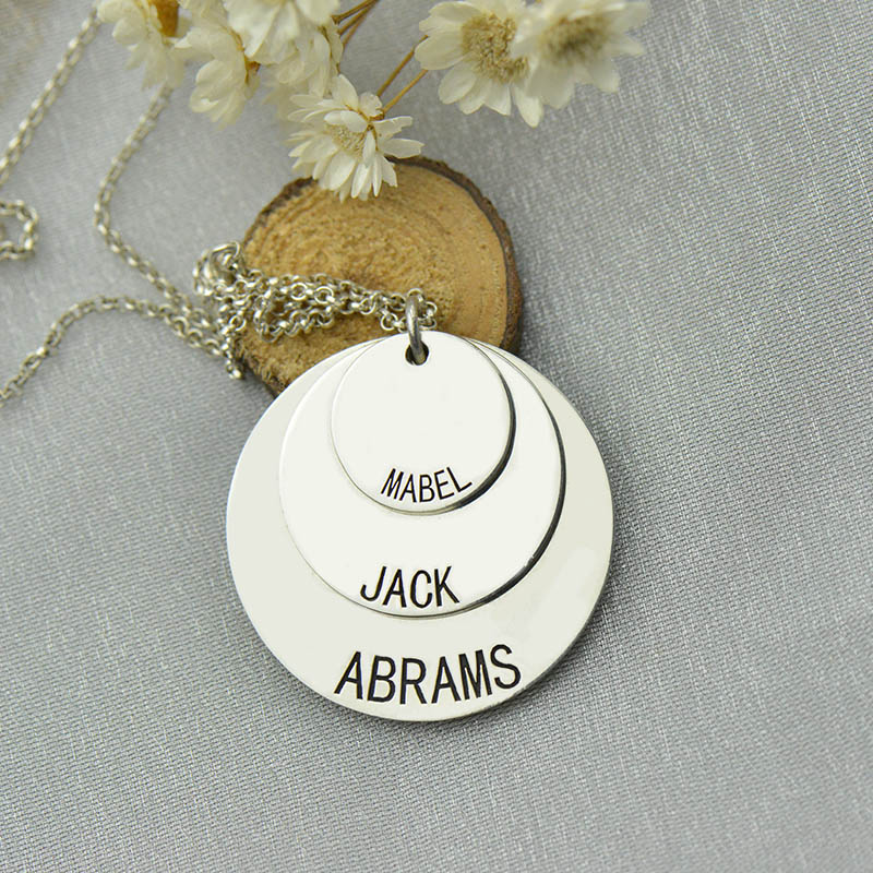 Personalised three-disc necklace with engraved names, product view