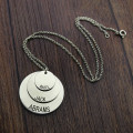 Personalised three-disc necklace with engraved names, detail view