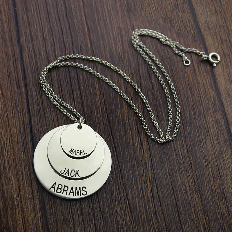 Personalised three-disc necklace with engraved names, detail view