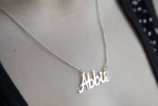 How to buy the best personalised name necklace online