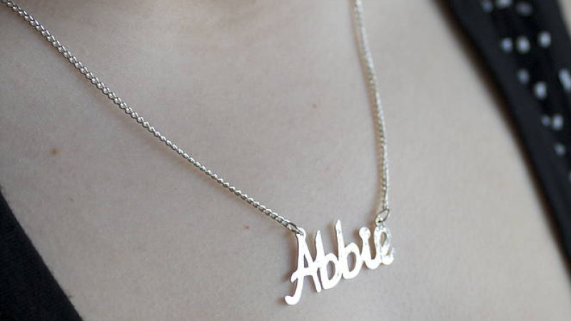 How to buy the best personalised name necklace online
