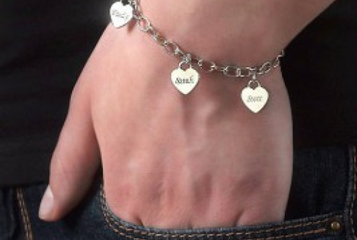 Why Happy Dads Gift Mum Necklace to Their Wives