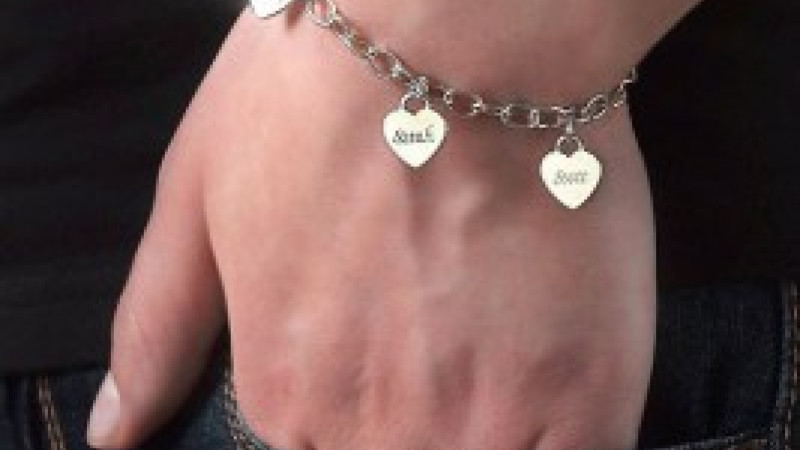 Why Happy Dads Gift Mum Necklace to Their Wives