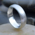 Men's hammered ring with a matte finish