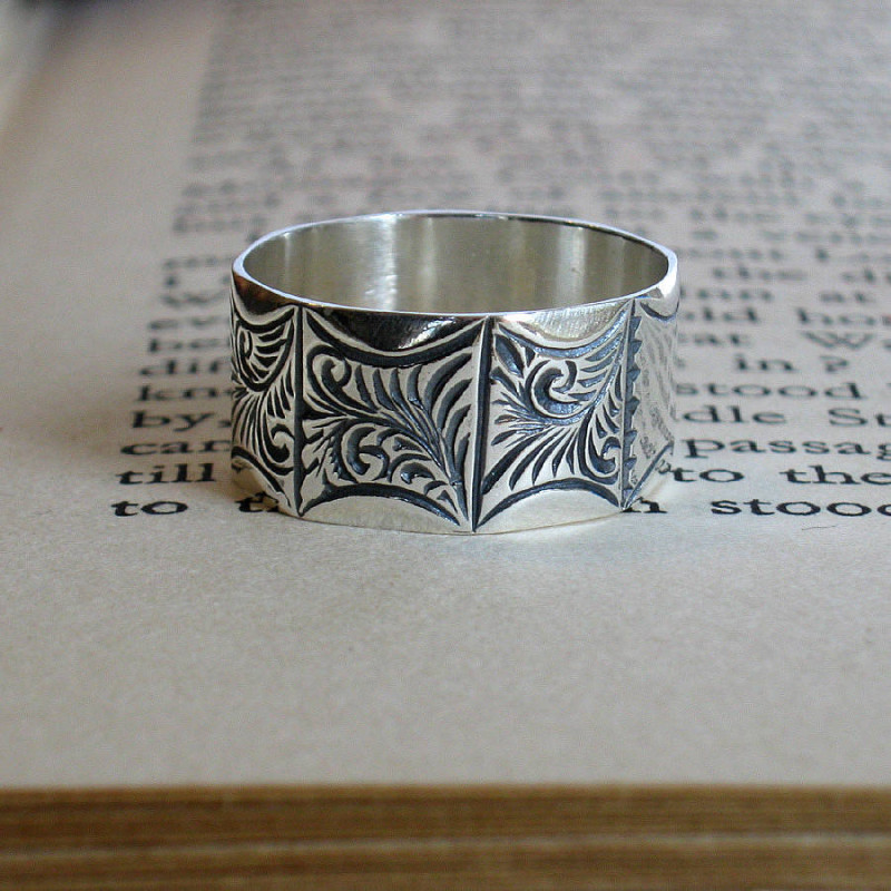Men's Victorian style ring with engraved outer panels
