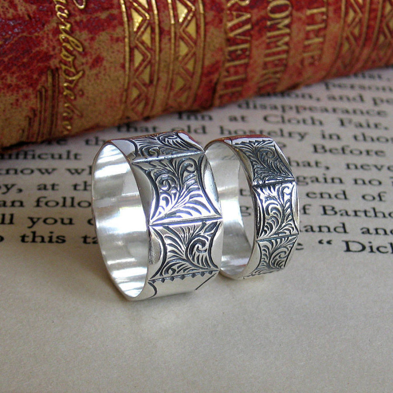 Men's Victorian style ring with engraved outer panels