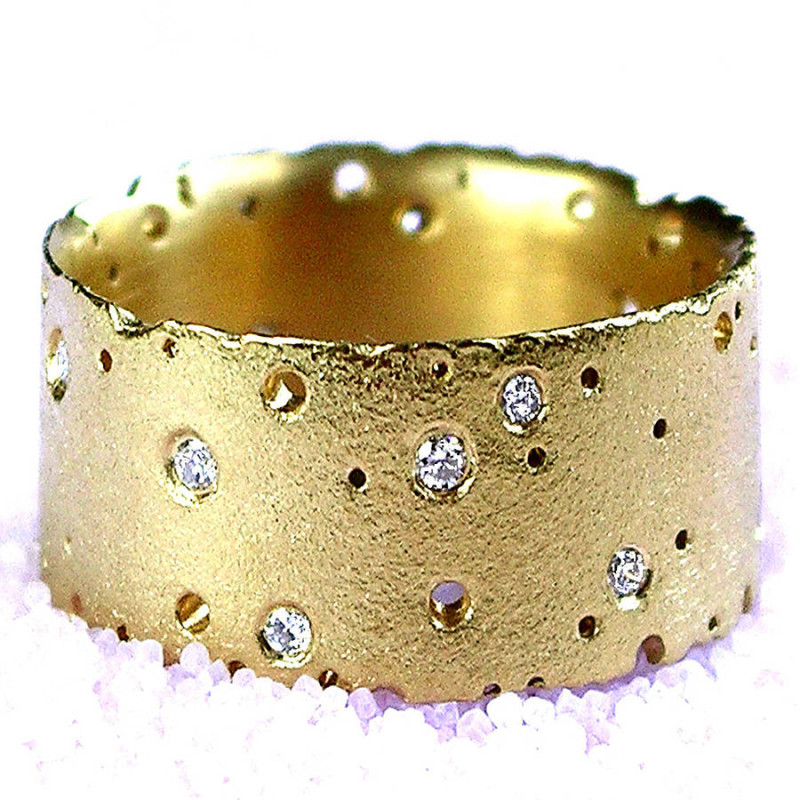 Patterned 18ct Gold Band Patterned 18ct gold band ring