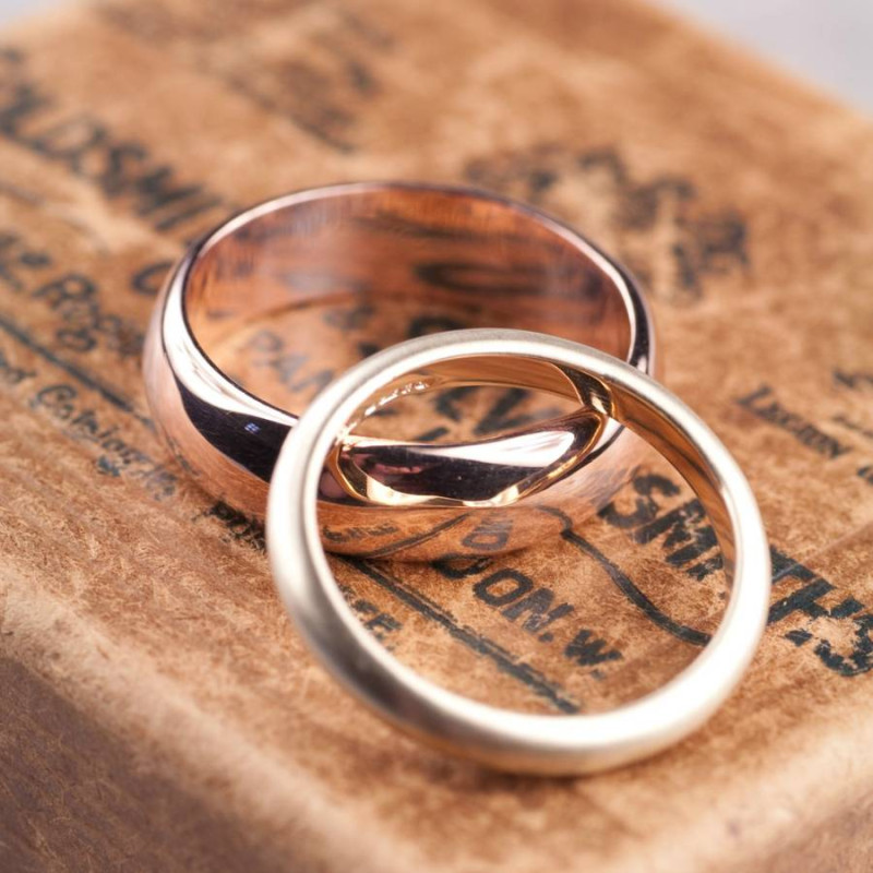 Simple handmade men's 18ct gold wedding ring